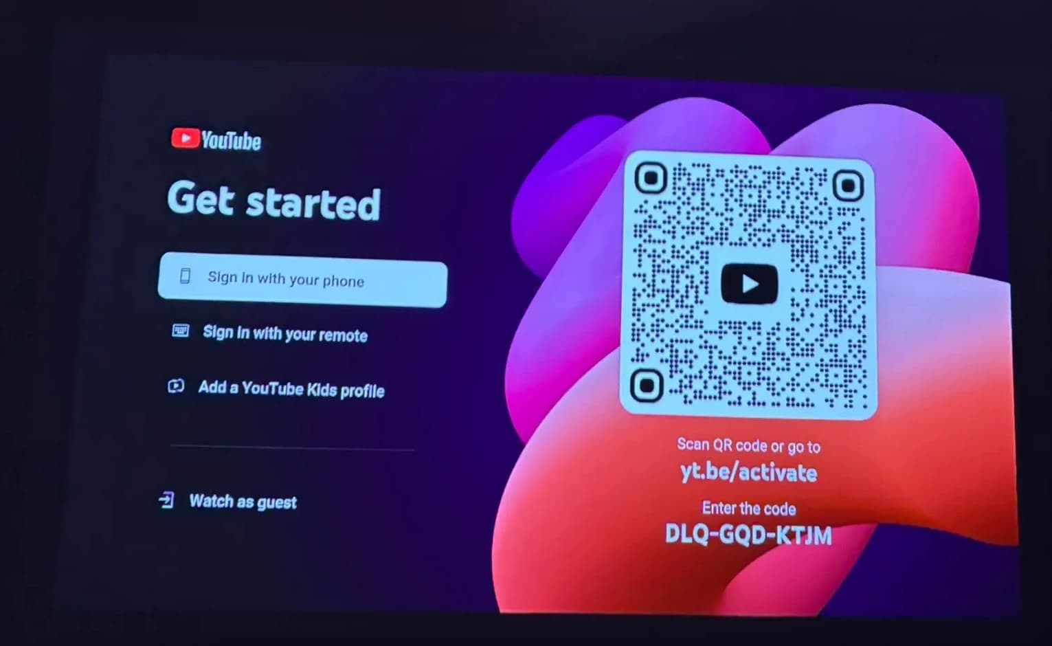 Die YouTube-Anmeldung erfolgt komfortabel via QR-Code über dein Smartphone