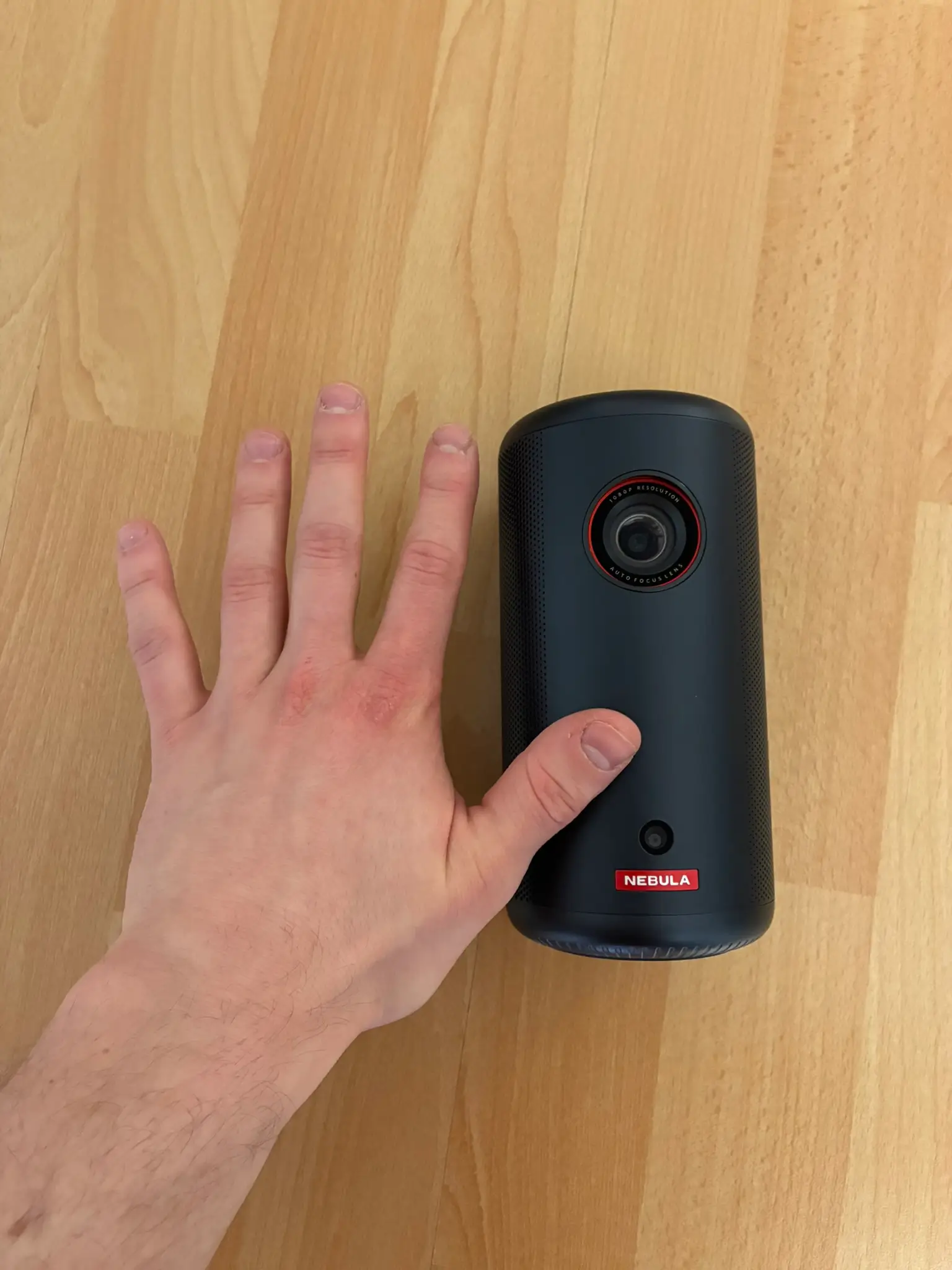 Der Nebula Capsule 3 Beamer ist gerade einmal so groß wie eine Hand