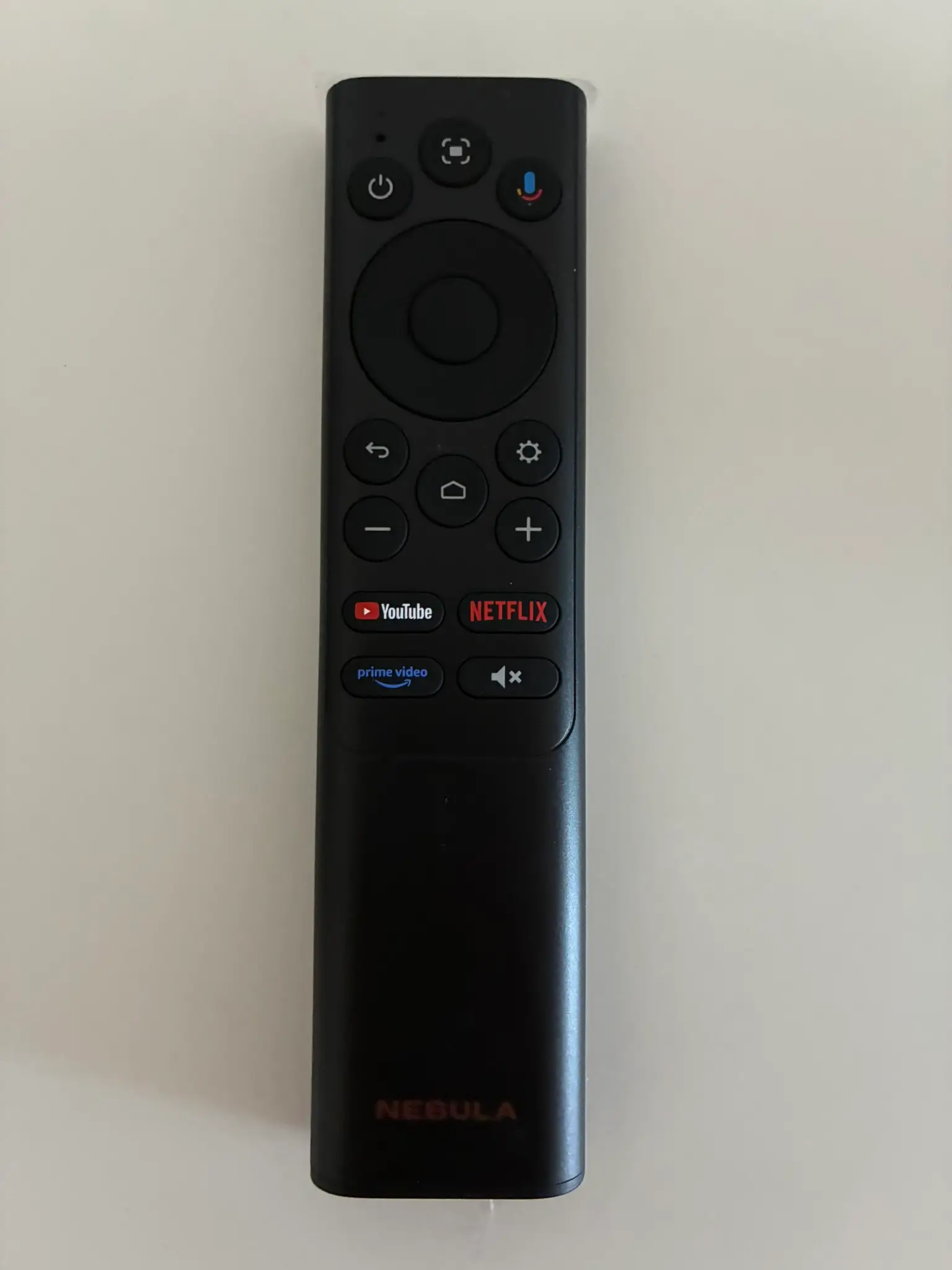 Fernbedienung in modernem Design mit Sprachsteuerung, Autofokus sowie smarten Apps (Netflix, YouTube, Prime)