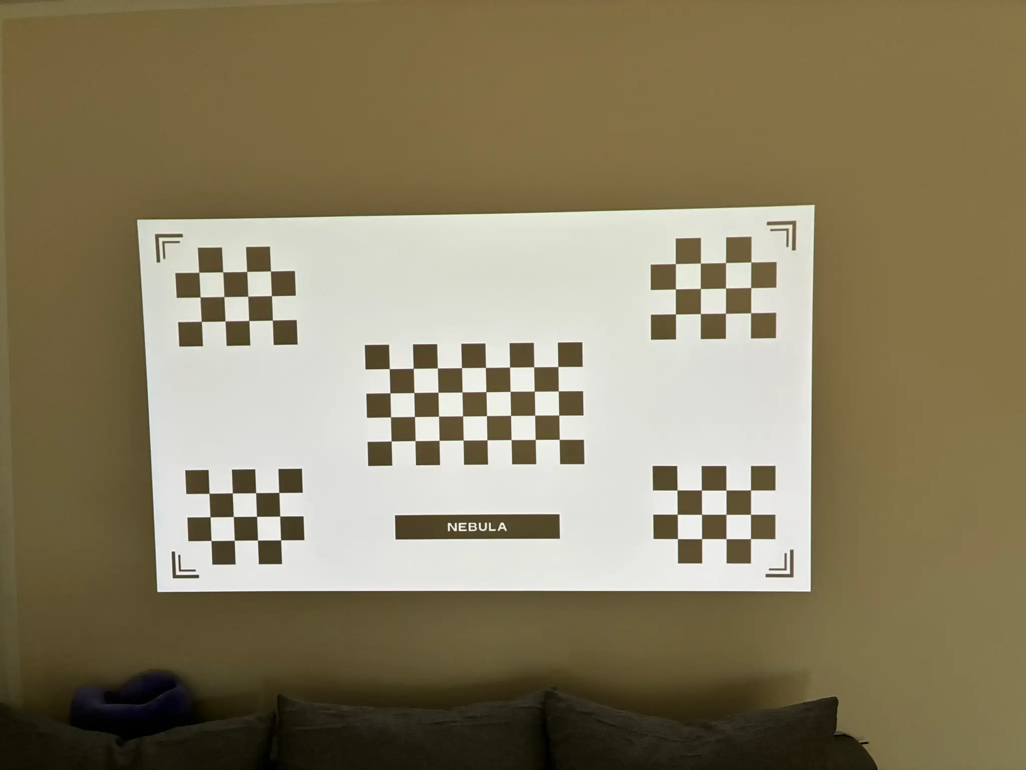 Der Capsule 3 Beamer macht das Bild automatisch gerade und scharf