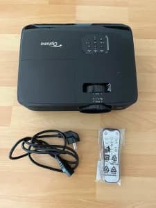 Lieferumfang Optoma HD146x mit Netzkabel und Fernbedienung