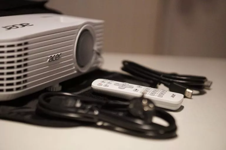 Lieferumfang des H6815BD umfasst eine Tasche, Linsenklappe, HDMI Kabel, Fernbedienung und das Netzkabel