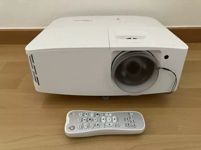 Lieferumfang des Optoma UHD35STx mit Stromkabel, Fernbedienung und Batterien