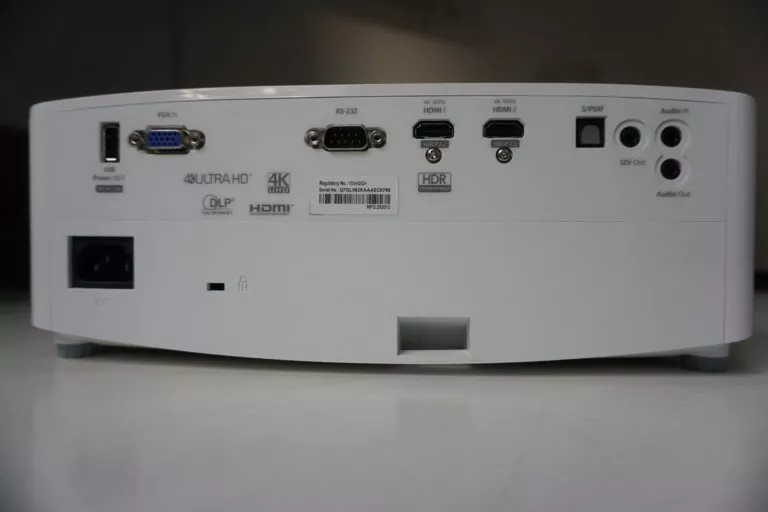 Die Hinteransicht des UHD38 zeigt die Anschlüsse