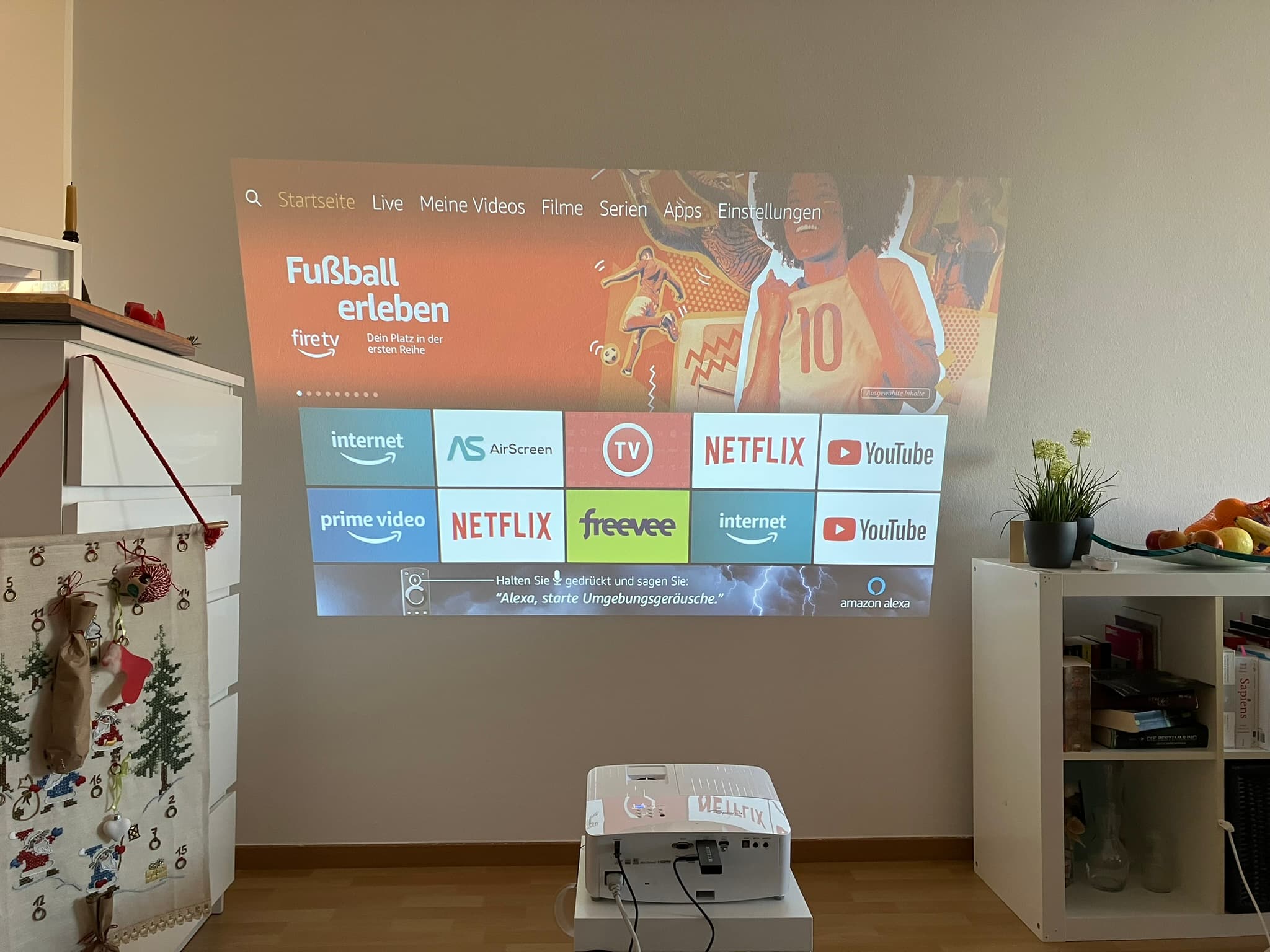 Projektion des UHD35STx in hellem Raum