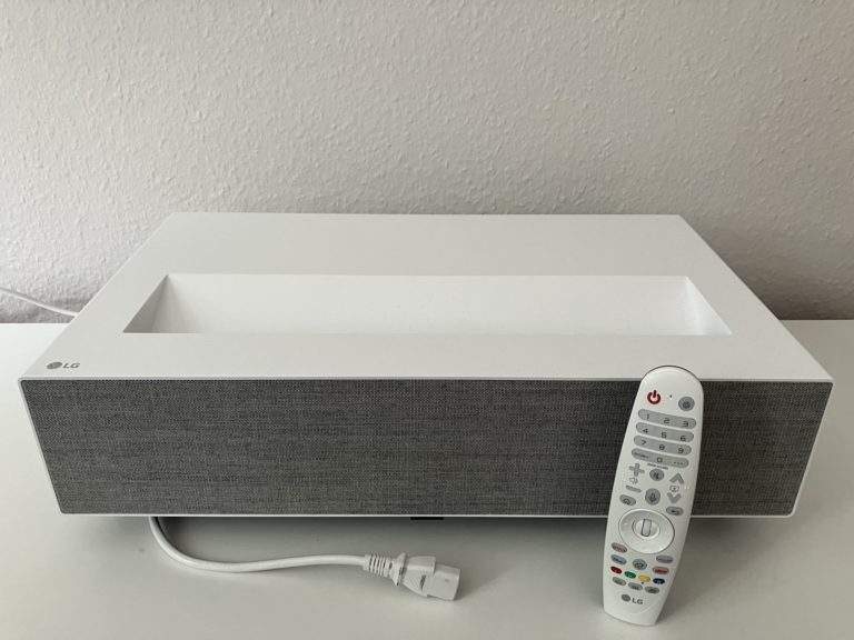 LG HU715QW Lieferumfang mit Magic Lightning Fernbedienung und Netzteil