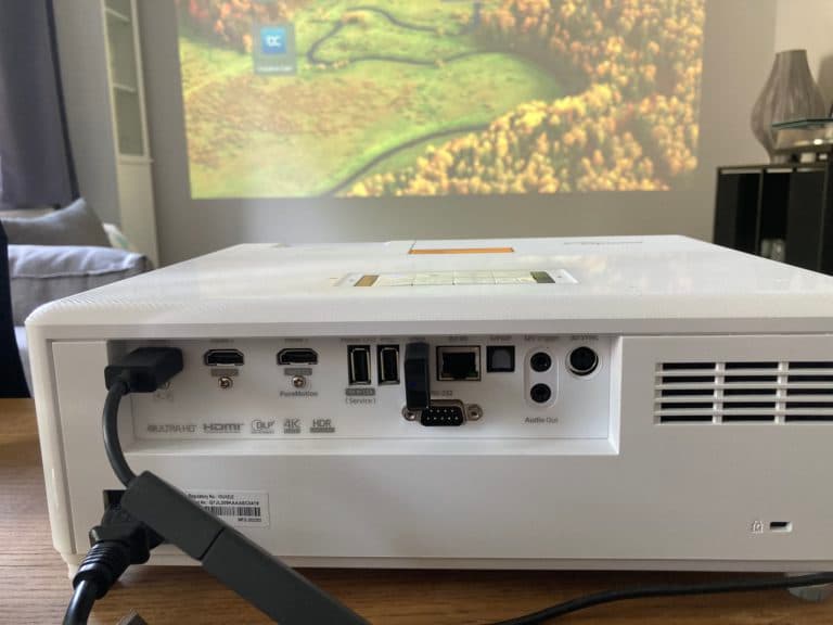 Optoma UHZ50 Anschlüsse auf der Rückseite mit HDMI, USB, S/PDIF und weiteren Ports
