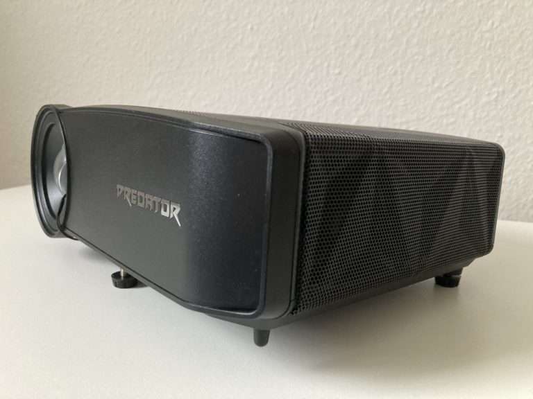 Predator GD711 Gaming Beamer Vorderansicht mit Predator Design und Lüftungsgittern