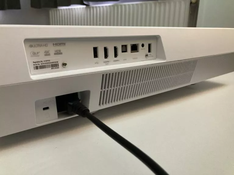 Die Anschlüsse des P2 auf der Rückseite des Beamers