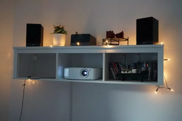 Der UHD38 in Wohnzimmeratmoshpähre