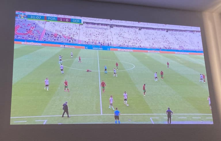 Ein Fußballspiel auf dem HU810PW