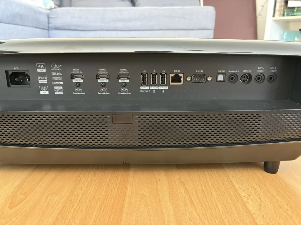 Optoma UHZ68LV Test - Dual Laser Heimkino Beamer 2 Beamer Anschlüsse Optoma UHZ68LV Rückansicht